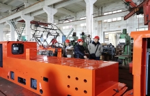 山東廣西客戶來公司洽談無人遙控鋰電變頻電機(jī)車合作事宜