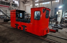 廣西變頻調(diào)速5噸蓄電池湘潭電機(jī)車(chē)裝車(chē)發(fā)貨