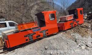 一批5噸湘潭鋰電池電機(jī)車抵達(dá)礦山現(xiàn)場